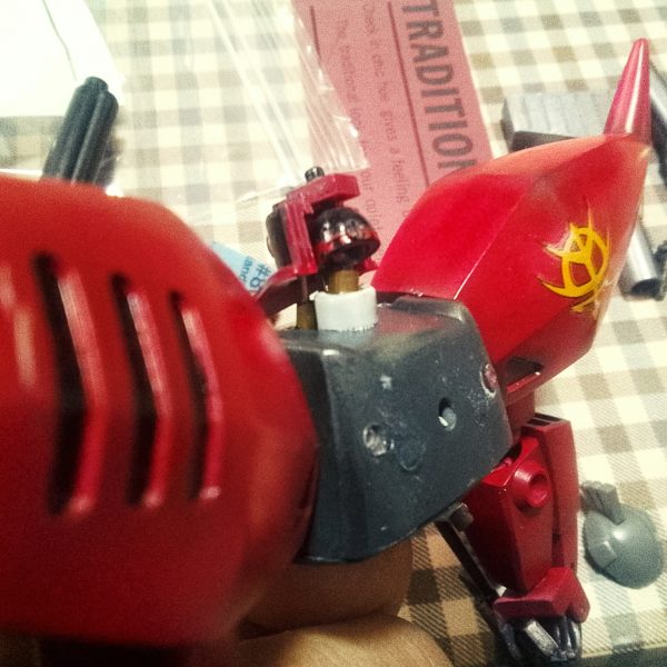 断捨離活動中に1986年（約四十年前）に作った旧キットリゲルグを発掘。ジップロックで保存していたので保存状態は良好？処々チェックして経年劣化箇所をリカバリーして行きマス。①　旧キット　リゲルグのデフォルト状態デス。②　①の状態と比べて貰えると購入当日　改造を加えてイマス。③　HGUCゲルググよりも小顔になってイマス😁④　旧キットの簡易可動ハンドとHGUCハンドとの比較。⑤　腿の延長はバルサ材で延長しています。瞬着の経年劣化でポキっと折れたお陰で確認出来マシタ。⑥　頭部　首周りの補修となりマス。（7枚目）