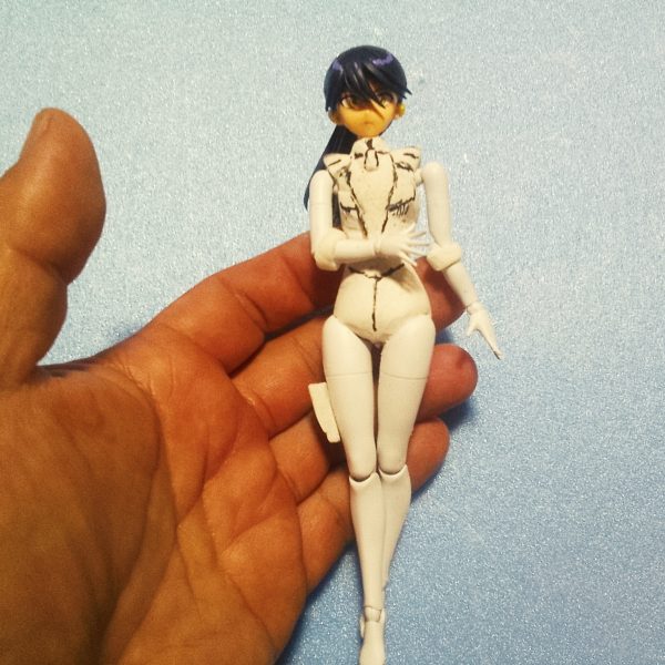 どうも！こんばんは〜っ！G太郎デス♫今回は百均樹脂粘土ボディを進めて行きます。形状出しをバランスを見て進めてイマス。（6枚目）