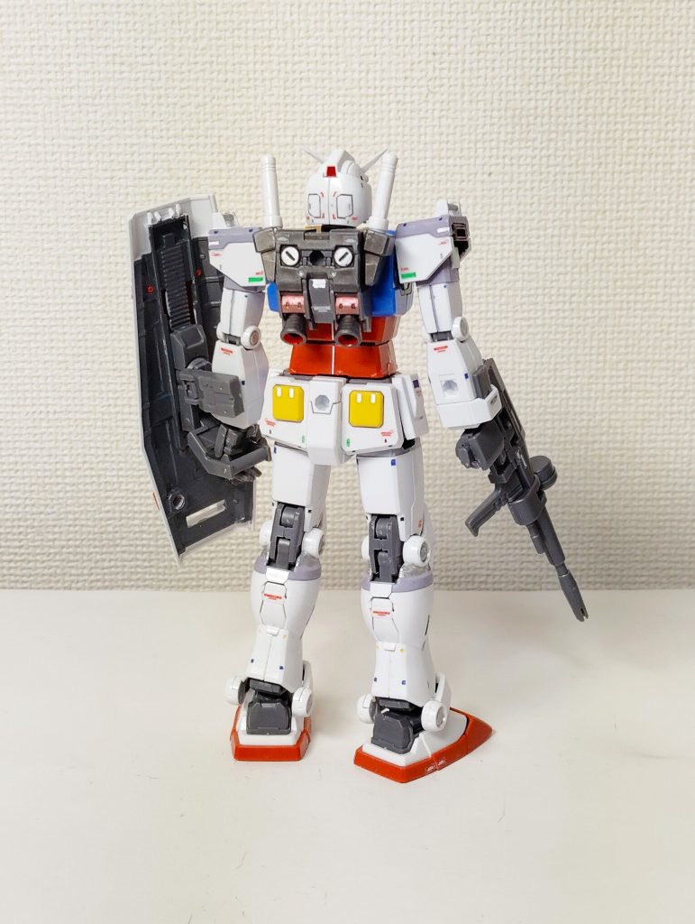 セリアで買ったアクリルガッシュのラベンダーグレイが、白地のガンダムに万能に使えてお気に入り。
