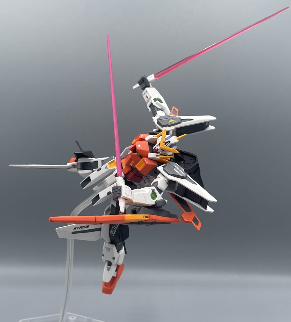 GNビームサーベル！！　高速戦闘を行うキュリオスは、格闘戦もお手の物。高速で敵機に接近し、気付いた時には粉々に切り刻まれています。