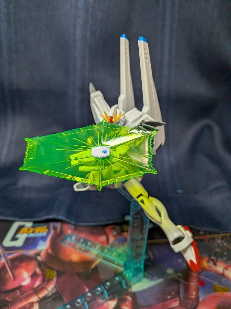 ビームシールドはF91の物と同じものを使用している。ビームライフルはビームライフルサーベルとなっている。また肩のフィンは常時展開されて常に排熱効果を得ることができる。