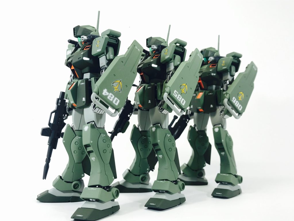恒例のシールド機体No.並びショットです。シールドの逆さ持ちが様になってカッコいい〜