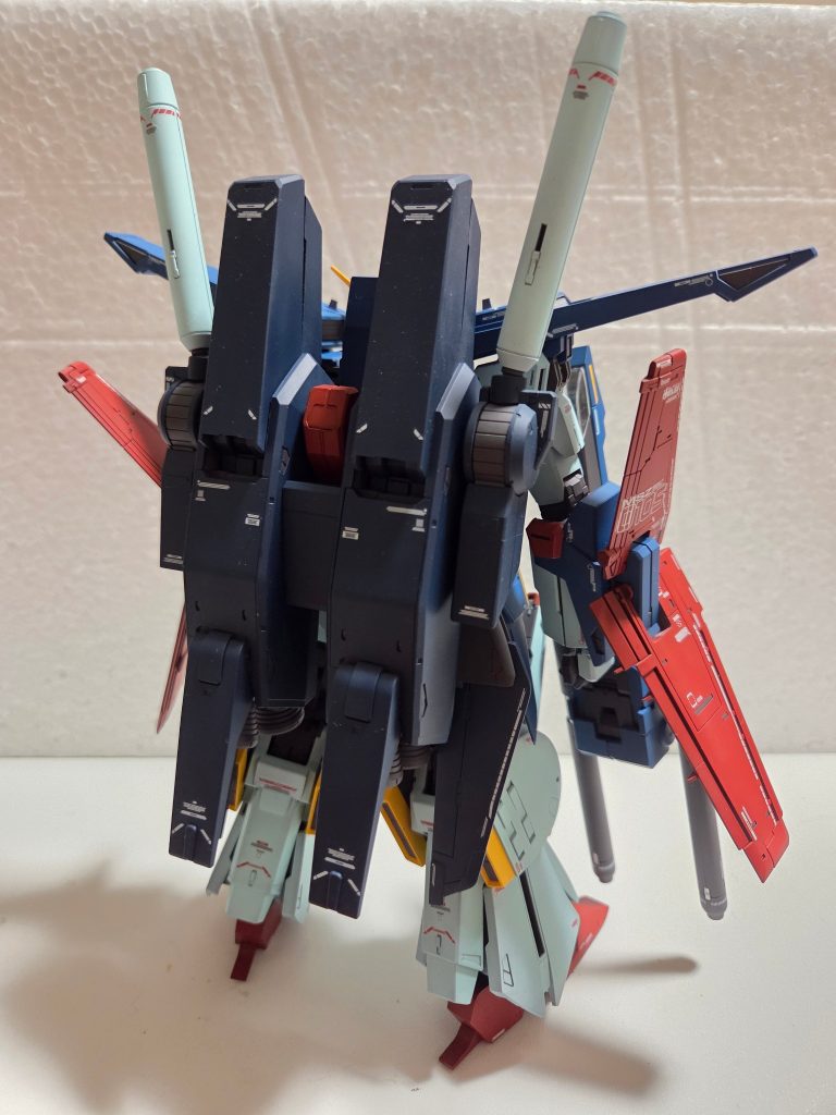 店頭作例で見た色がアニメカラーだったので当時を思い出して調色しました。中々いい色になってると思います。重厚な感じを出すため黒立ち上げにしたのですが全く黒を残せませんでした。メインカラーが良い色だっただけに残念ポイントです。今回の事を反省し少しずつ練習していきたいと思います。以下ポージングです。