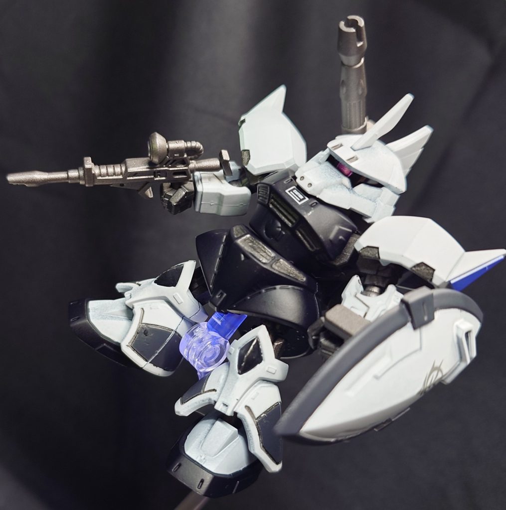 在庫処分で半額で売られていたので、思わず手に取って買ってしまいました(zaku-kao4)思い付きで白にしてみましたが、悪くないカラーバリエーションかなと思っています。