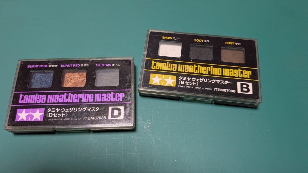 タミヤのウェザリングカラーBのススとDのオイルを使って鋭角部分を塗っていきました。動力パイプ部分はガンダムマーカーのシルバーを塗って乾いた上からウェザリングカラーのススを再度塗布しました。