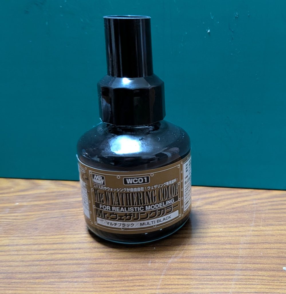 Mr.ウェザリングカラーのマルチブラックでザク全体を塗って乾燥してから、メラニンスポンジで黒色を落としていきました。