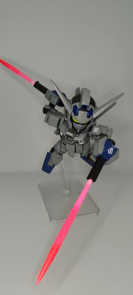 スーパードッズキャノンは両手に装着可能で、更にビームサーベルも発振できます。サーベルは初めてグラデーション塗装をしました。