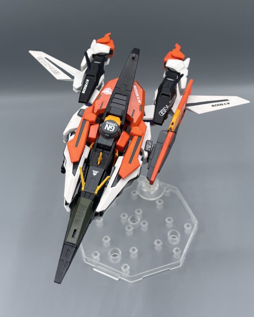 キュリオス、介入行動に入る！　「機動戦士ガンダム00」に登場するソレスタルビーイングのMS。パイロットはアレルヤ・ハプティズムです。　ガンダムキュリオスは、可変機構を有しており、飛行形態（フライトポジション）を取ることが出来ます。フライトポジションでの超高速・一撃離脱攻撃を得意とします。&nbsp;引き金くらい感情で引けェ！己のエゴで引けェッ！