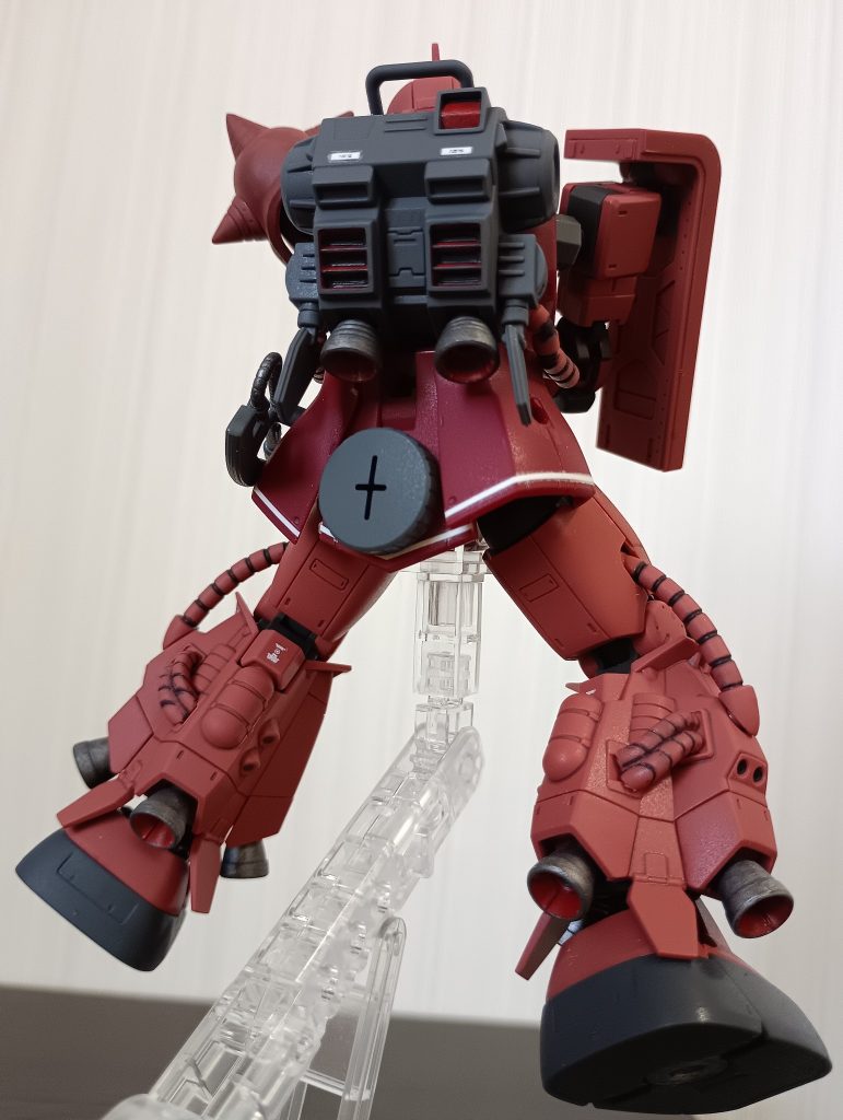この強そうな背面。初期の1/144高機動型ザクのパッケージを見たときの衝撃は今でも忘れられません。