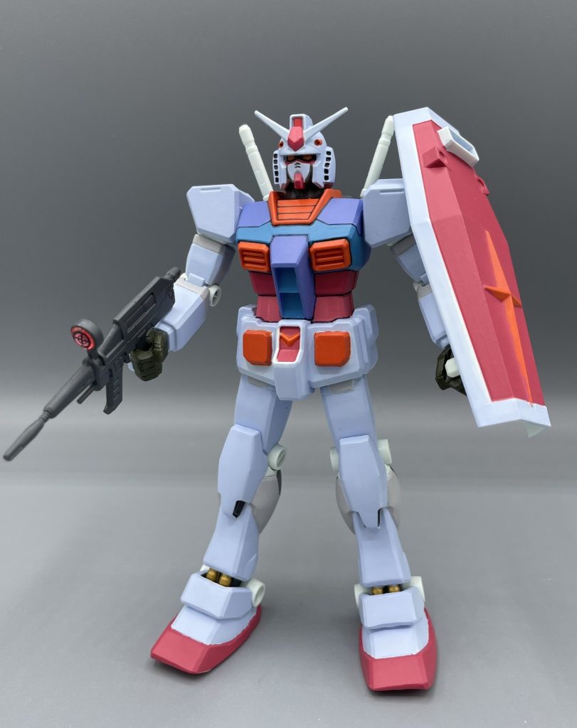 RX-78-2 GUNDAM　説明不要な伝説のMS・ガンダムは、同じ1/144でも様々なブランドでキット化をされております。　このキットは通称FG、First Gradeのキットになります。以前は300弱で買うことが出来たのですが、今は値上げして500円強となっています。