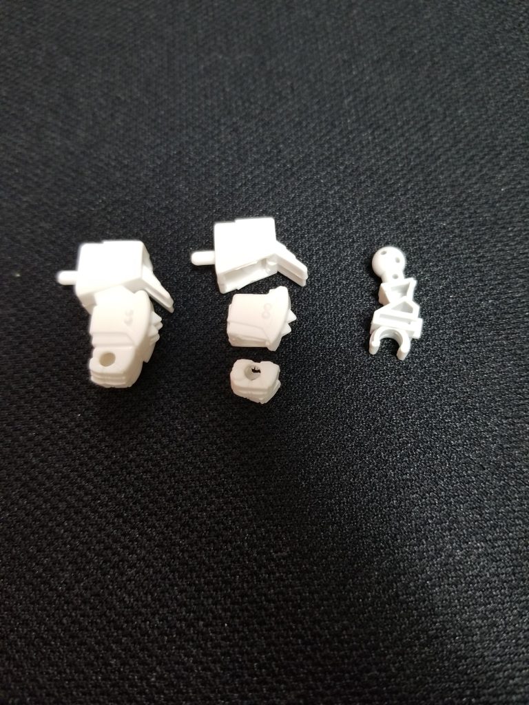腕は分割しても長くなるため、上腕をガンダムやり拝借。