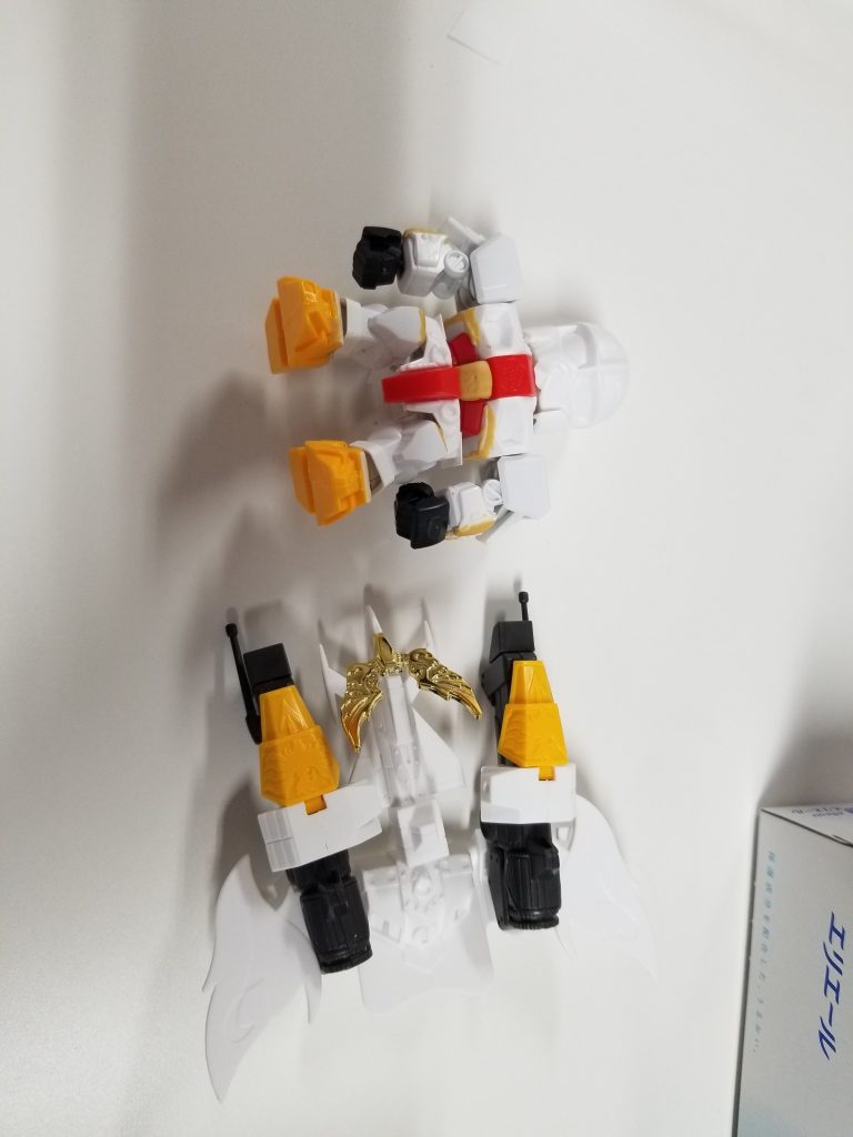 軽装モード袖部分を新造して鎧を支えられるようにしてあります。金メッキパーツはシルバー部分を脱色しただけでそのままです。