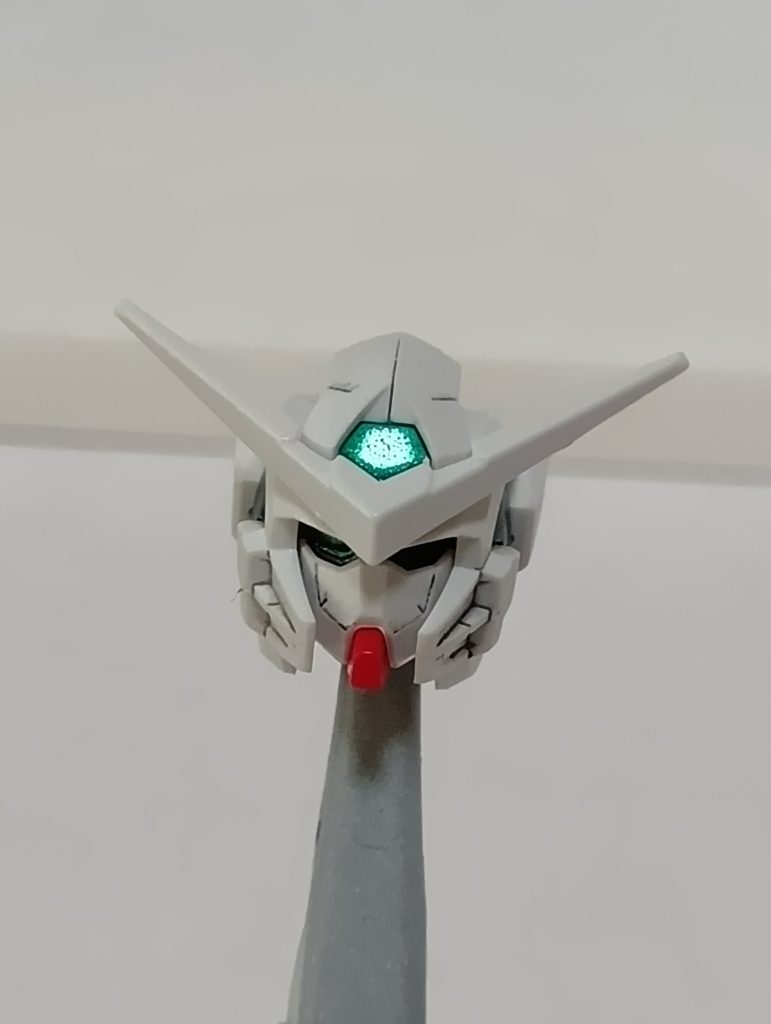 頭部。カメラアイは緑を塗ったあとにエナメル塗料の黒で塗って緑の部分だけふき取りました。センサー部分も部分塗装しています。