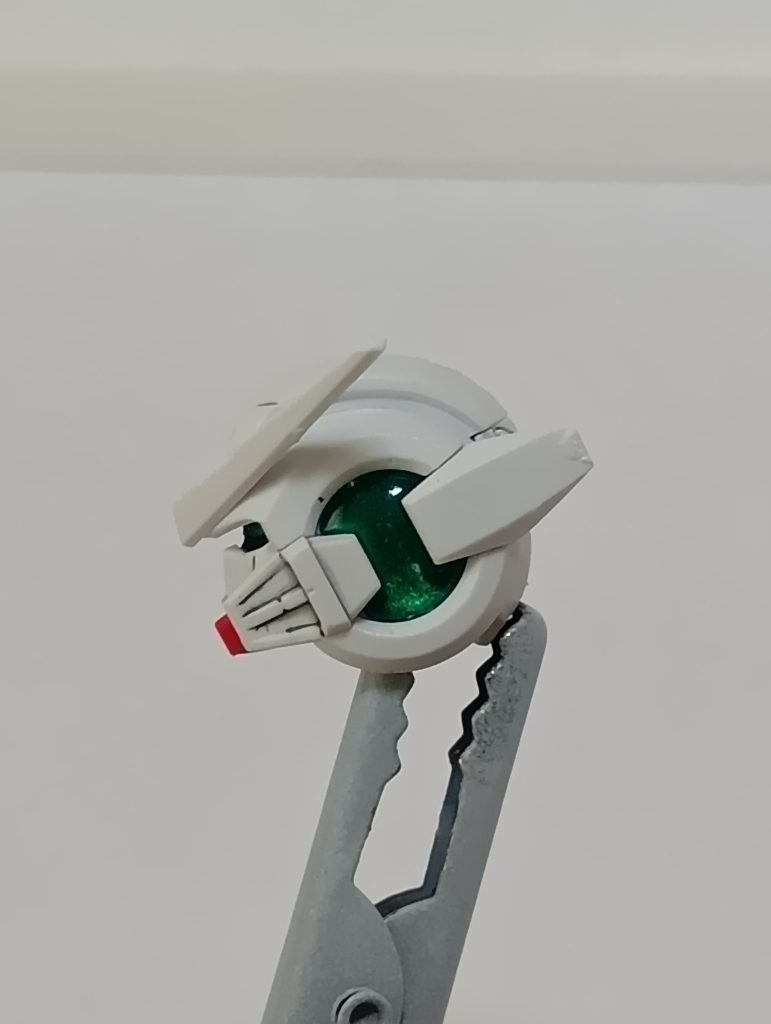 頭だけに限らず緑のGNコンデンサーは裏側から塗装して反射させています。結構きれいにできて満足です！