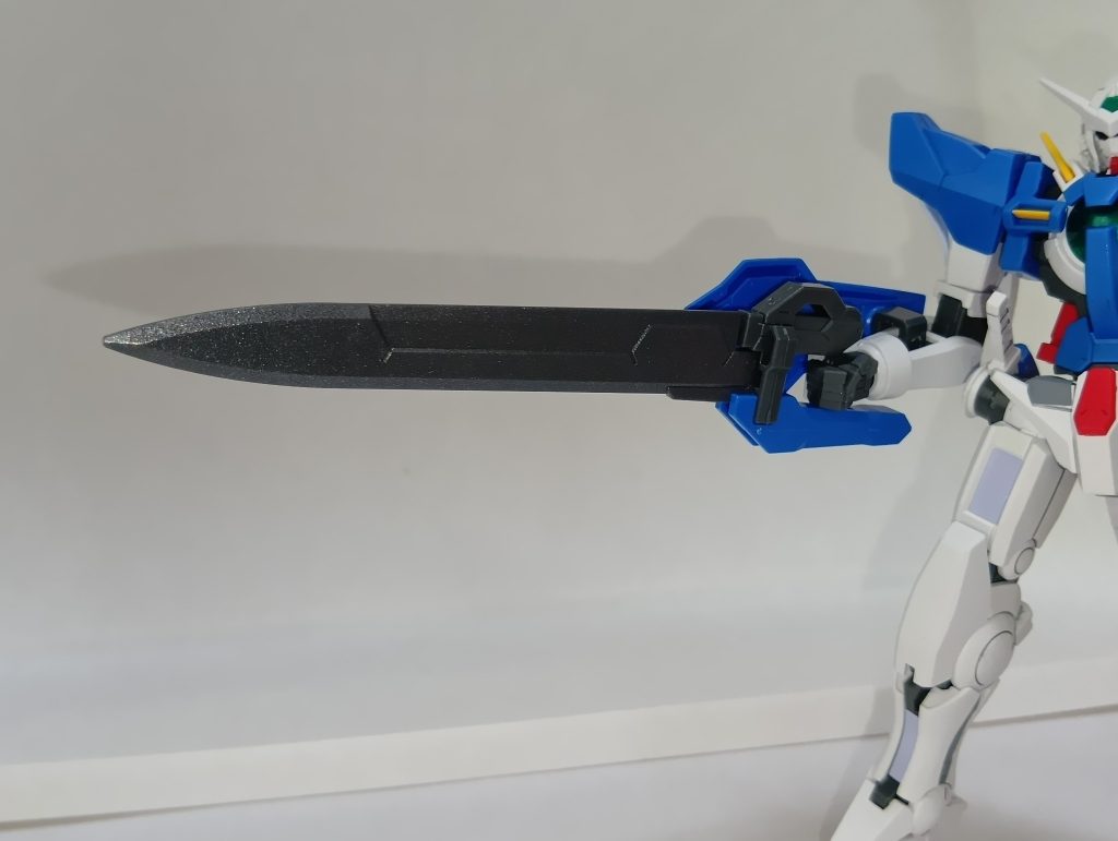 GNソードだけタミヤのライトガンメタルで塗装。ABS素材だったので一度軽く砂吹きしてから塗りました。