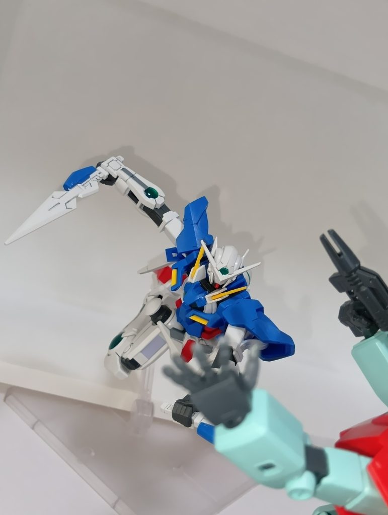 両足にマウントしたGNロングブレイドとGNショートブレイドで切り裂く！
