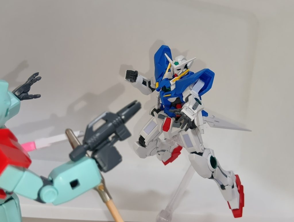 GNビームダガー(GNビームサーベルなのは御愛嬌)を抜いて投擲！(GNビームサーベルはガンダムマーカーで塗装しました)&nbsp;ちゃんとつや消しになってるかどうか気になってますが、結構うまくできたんじゃないかな？と思います！それと撮影してて気づいたんですが、HGだとオープニングの「なーい」完全に再現できないんですね…RGの影響か影の薄いHGエクシアですが、出来は結構いいです！これでHGエクシアの魅力が分かってくれたらいいな…と思ってます！使用した塗料カメラアイ:GSIクレオス 水性ホビーカラー メタリックグリーン、タミヤカラー エナメル塗料 ブラックGNコンデンサー:GSIクレオス 水性ホビーカラー メタリックグリーンGNソード:タミヤカラー スプレー塗料 ライトガンメタルスミ入れ:タミヤ スミ入れ塗料 ダークグレイトップコート:GSIクレオス 水性プレミアムトップコート つや消し