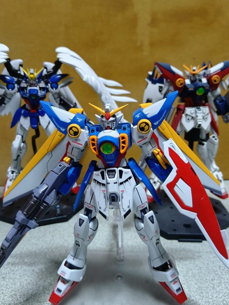 最後に今まで作ったウイングガンダム達と。やっぱりリアリスティックデカールは難しいですね、水転写式デカールが欲しい、、、中々入手出来ないんですよね。&nbsp;ここまでご覧いただきありがとう御座いました！次はRGガンダムを作る予定です！完成はいつになるかわかりませんが、、w