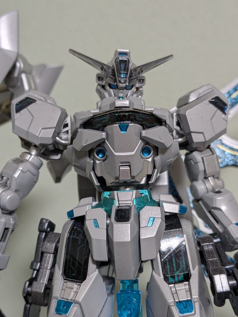 白＋水色機体なので、パーメットスコア6の青発光するためにシール自体に青クリアかけて変色させてます。