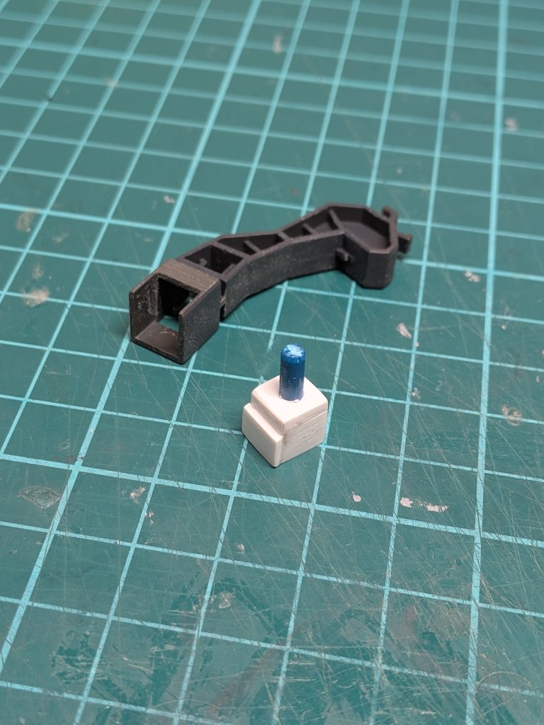 付属の本体用アタッチメントはバンダイのアクションベースしか取り付けができないのでプラ板とランナーでアタッチメントを作りました。