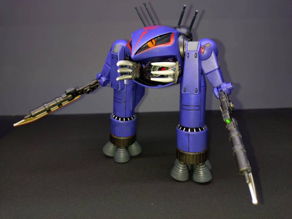 余談ガンダムと相対したジオンのパイロットのデミトリは武器の多さに辟易し、偏向ビームが思った所に飛ばず、接近アラームと非常アラームが大量に鳴り響く中、半ばパニックになりながら操縦していた。ガンダムが被弾したのも、アムロがデミトリの思考を理解出来ず、いわばまぐれ当たりであった。この機体は試作機で早々に開発は中止されていたが、この機体を開発した科学者が納得出来ず、細々と改良を加えていた。出撃時には勝手に組み込んでいたコックピット(と呼べる程も無い狭い空間)に勝手に潜り込み機体の一部を操作していた(デミトリの思う様に動かせなかった原因)。この科学者が持ち込んだ資料と共に宇宙の藻屑と消えた為、そのまま誰にも認識されず(ＷＢクルーにはトラウマを与えたが)闇へと消えていった。「機動戦士ガンダム」が放映された当時、元ジオンの将官もこの作品を目にしていたが、全く覚えのないこの機体に大いに頭を悩ませたのであった。ｗ