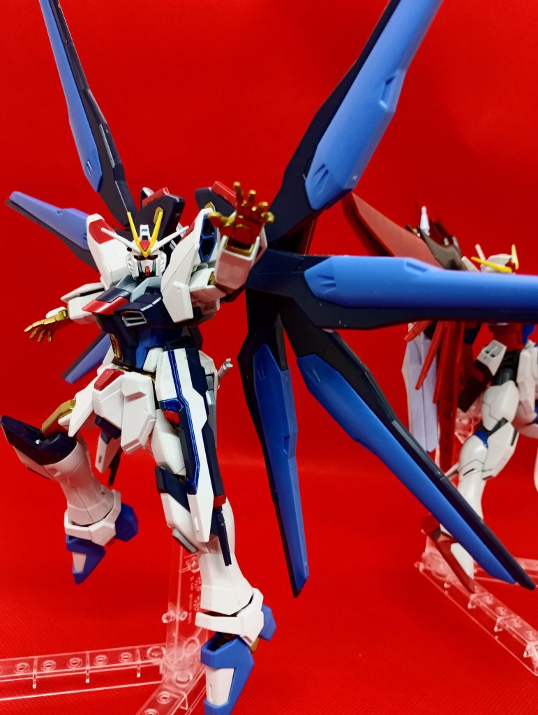 二つ目はHGCEストライクフリーダムガンダムです僕はガンプラを初めてから、ただニッパーで切るだけ→ニッパーで切ってデザインナイフでゲート後を削る→二度切りしてガラスヤスリで整える、と成長してきたのですが、このストフリはデザインナイフを使い出す直前辺りに作ったものなのでちょっと作りが荒いですし経年劣化で部分的に黄ばんでいますちょうど今ストフリ大量生産されてるみたいなので新しいのを手に入れようかと検討中です