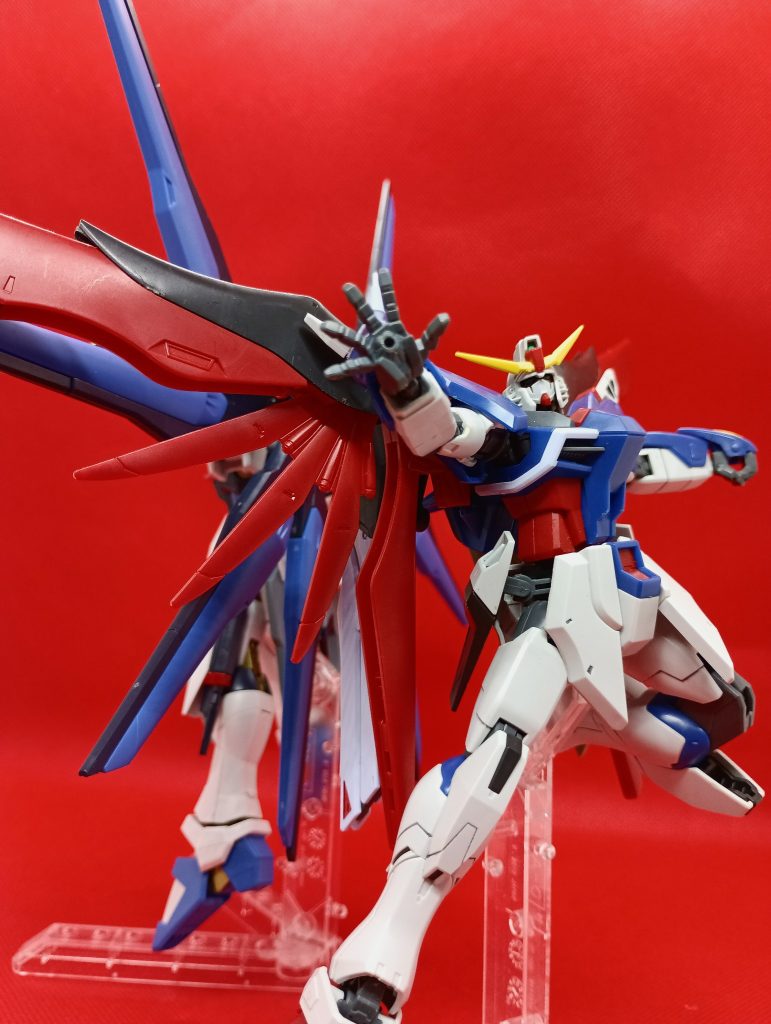 三つ目はデスティニーガンダムです某ウイルス禍以前の発売当時買ったものです当時シードデスティニー見てなかったのですがデザインで好きになったみたいなものですねこのダークヒーロー感、堪らないですこれもだいぶ前に組んだものなので最近新しいデスティニーを買いました古い方は関節を強化したりしつつSPECIIカラーに塗りたいですね