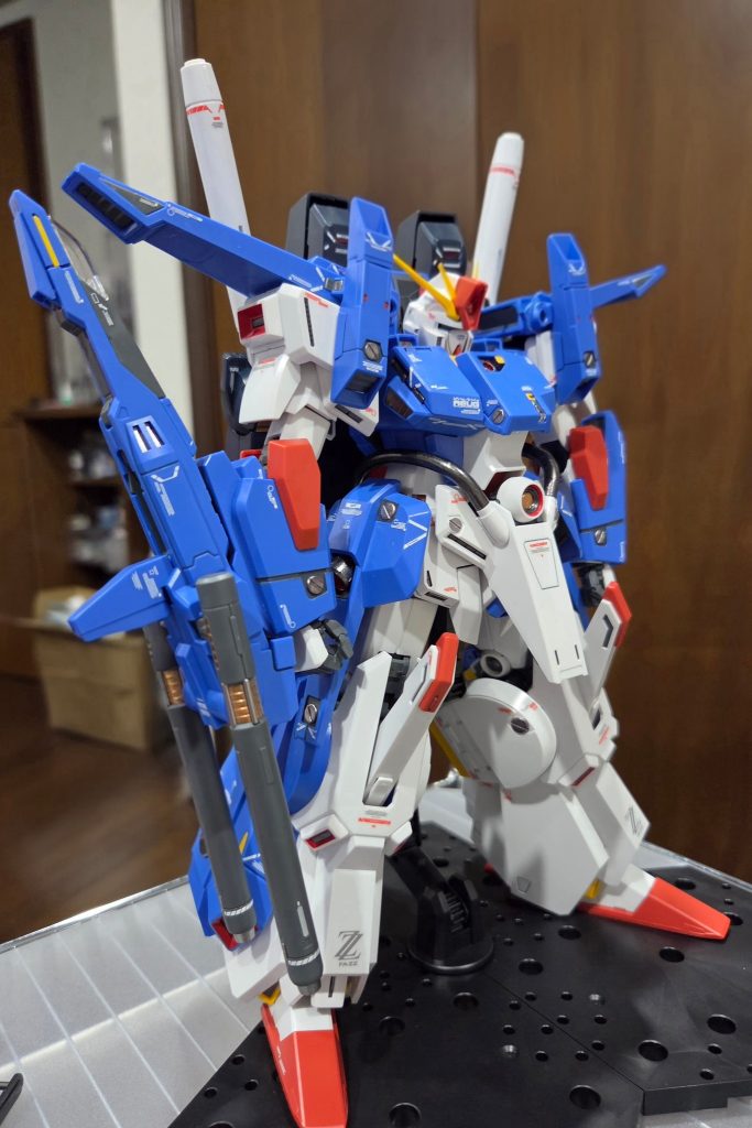 アーマーの着脱ビス？っぽい所を黒鉄色で塗ってみましたが、ポイント映えしていて良さげですね。