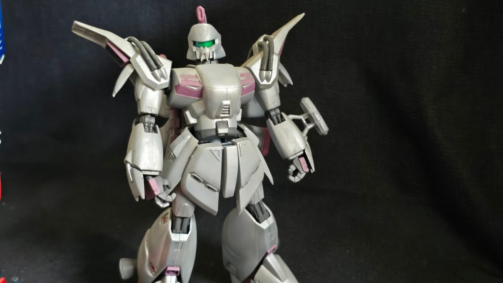 旧キットビギナ・ギナ素組です。流石に旧キットなので合わせ目消しと塗装をしてあります。全体的にシルバー塗装して、薄め液を含ませた布で優しく拭き上げて艶を消しました。