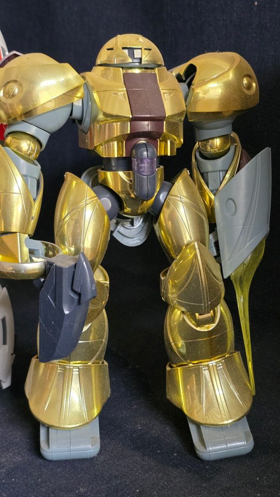 旧キットのゴールドスモー。メッキパーツを活かしたかった為パチ組。艶消しのトップコートを吹いたのですが、マットゴールドにならなかった。