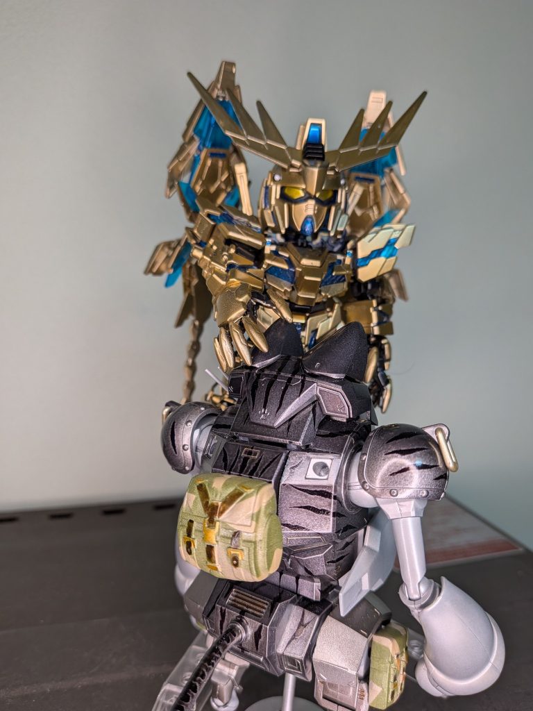 yuichitubaさんガンプラではないので、チラ見せ程度ですが。手前の猫型メカの模様が、ガンマカ細書きです(^^)