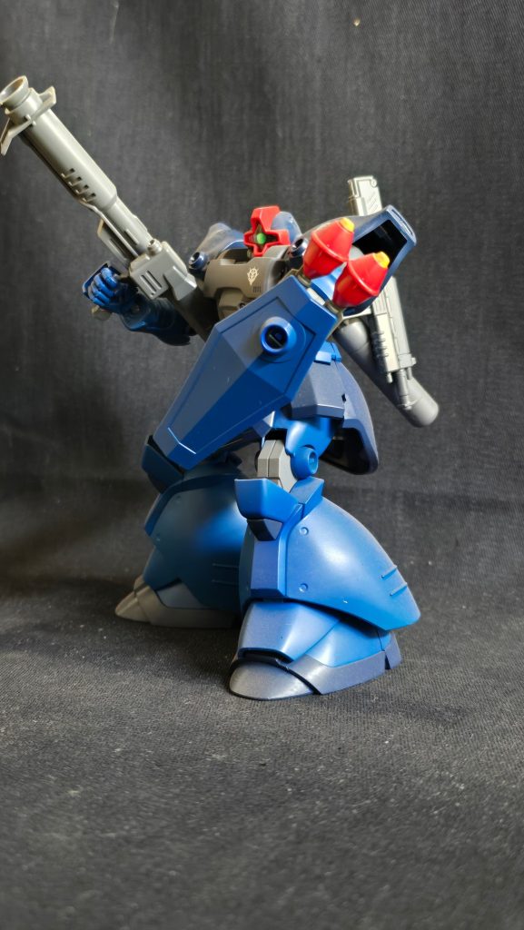 基本的にはラル専用機としてカラーリングを青で統一してます。グフのシールドにシュツルムファウストを装備してます。