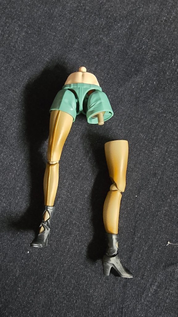 中でも一番拘ったのがミオリネさんの脚！グラデーション塗装です。短パン部を考慮しないで塗装すると一番太い所が濃くなってしまうので、間違えない様に塗装しました。足首も一番濃くなる部分はブーツ内なので程よく塗装が難しかった。