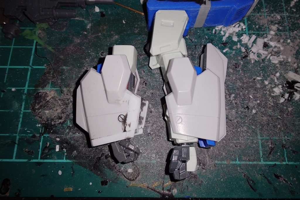 非常に目立つ腕アーマーですがキットのままだと内側の素腕が丸出しで着せただけ感が強くカッコ悪いのでアーマーを延長