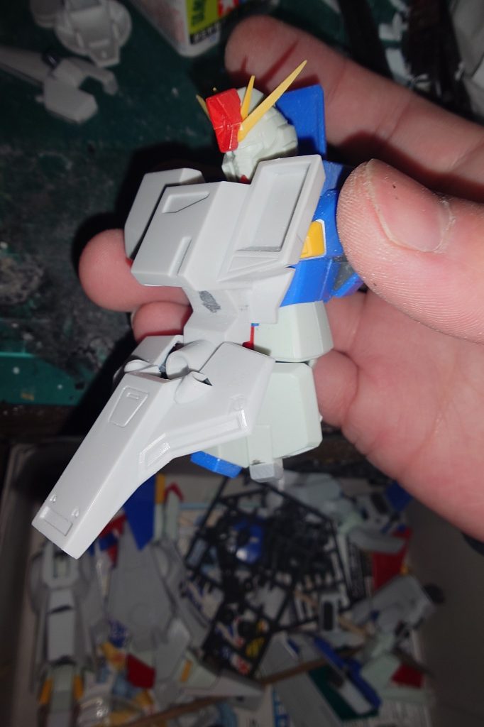 フロントアーマーを可動化させることで足の動きを邪魔しません。