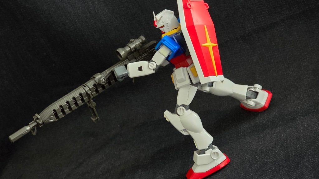多分ガンダムエース付録のロングレンジ・ビームライフルです。ガンタンクの代わりの長距離支援機にしたかったので、肩部分を青く塗装してマドロックとバランスをとりました。