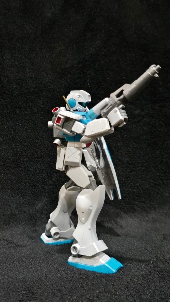 ククルスドアンの島で登場したスレッガー・ロウ専用ジムのカラーリングでジム・コマンドを塗装しました。胸部のアンテナを真鍮線に変えただけでノーマルです。