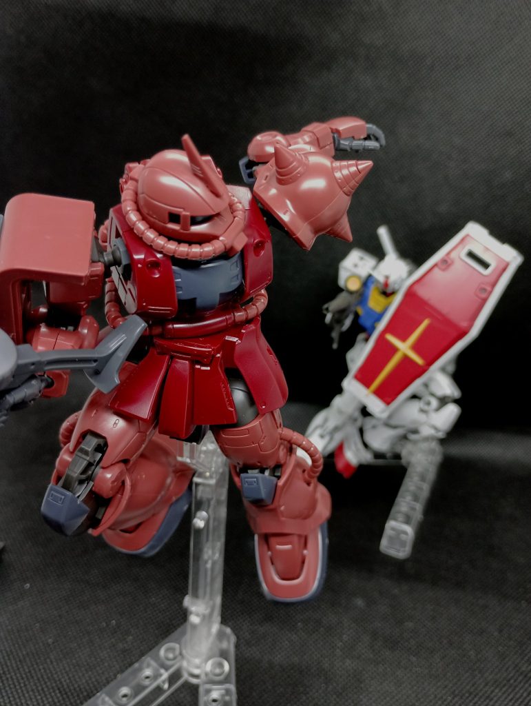 邂逅する2人の戦士……。勝つのは白い悪魔か、赤い彗星か……