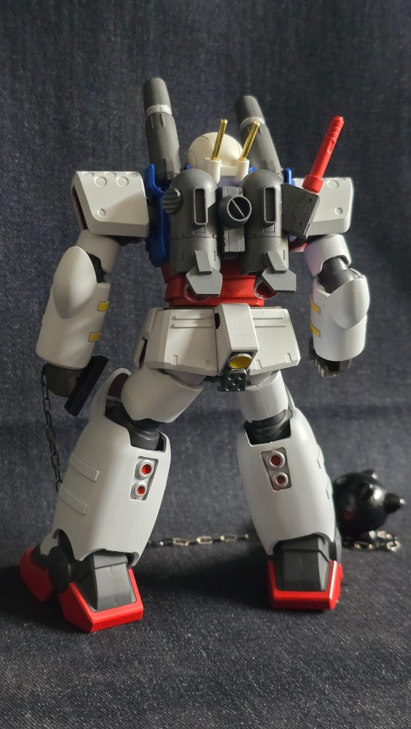 バックパックはガンキャノンの物に自作のサーベルラックを作り、バーニアとディテールアップをしてます。赤いサーベル、かっこ良いでしょ。