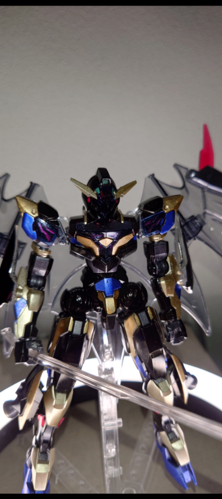 見えない・・・！！！全身写して気付く。ガンダムってよりコードギ◯スのカラーリングになってる・・・？　