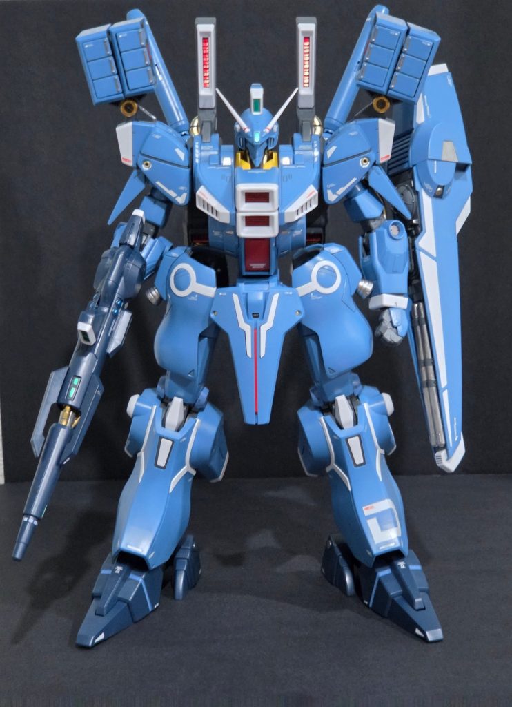 デカいです、ZZガンダム作ったときも大きいとは感じましたが。上半身組み立ててる時はそんなに思わなかったのに、下半身作って組み立ててたら大きいぞコレはと。