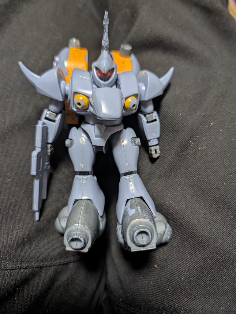 まずは加工前。昔に作った時のガンダムカラーがある程度残っていますね。