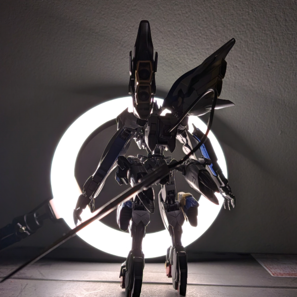 よくある『僕が考えた、最強バルバトス』を妄想、制作中。バルバトス・アダプトをベースにチョイ足しミキシングです狼の王ではなく、高機動・俊敏性特化の猫型・・・自分の名を入れてバルバトス　ストレイ・キャットと名付けようと思いましたが。写真撮ってる内に『ガメラに出てくる邪神様だよ・・・』と思うようになり完成した後、どういう投稿になるかわからないです(笑)（3枚目）