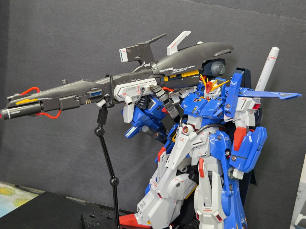 ハイパーメガカノンを持たせたポーズをとらせるのに四苦八苦、結果支え手を使って重さで偏らないようにバランスとってます。改めて見るとメガ粒子砲だらけの機体って恐ろしい、、、