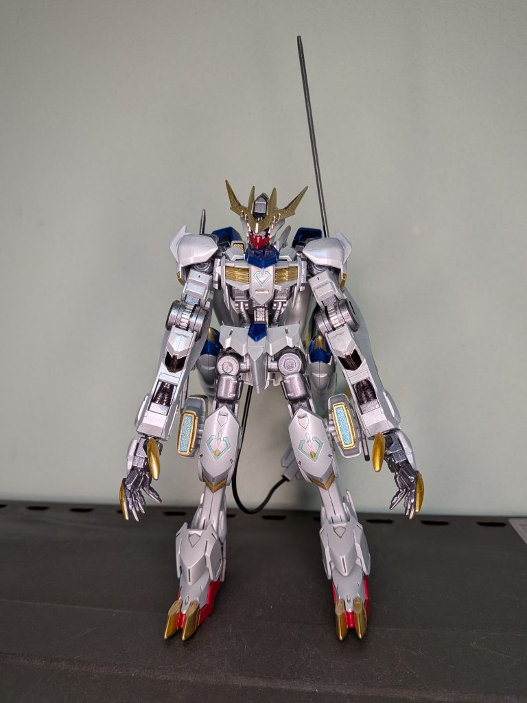 真正面から見ると、アダプトをベースにルプスレクス成分を少々です。　シュッとして強そうに見えないですか？