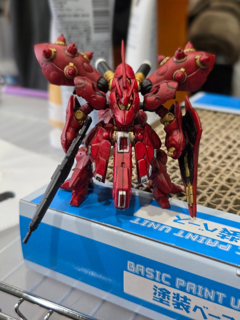 今回はウェザリングウォッシュという初めて使いましたが、これがアクリル絵の具ののっぺり感を無くして良い塩梅に。ゴールドの塗装部分もちょっとアンティーク調のゴールドになったので結果良かった感じでしょうか。