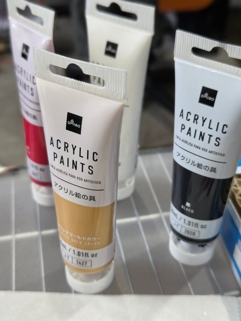 今回は初めての100均で購入したアクリル絵の具での塗装サフなしで塗り、触れば剥がれ、こりゃ大変だと、、、とりあえず塗って艶消しでコート、そしてウェザリングでバシャバシャしてまたトップコートと大変でした😅