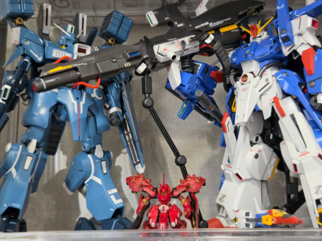 個人的に最大に大きいガンプラと最小に小さいアーティファクト、流石にこの小ささは目と肩と指がヘトヘトでしたが作ったかいがありました。そのうちアーティファクトProがシリーズ化されるなら、アーティファクトのキュベレイがカッコよかったので出たらちょっと買ってみたい気がします😊