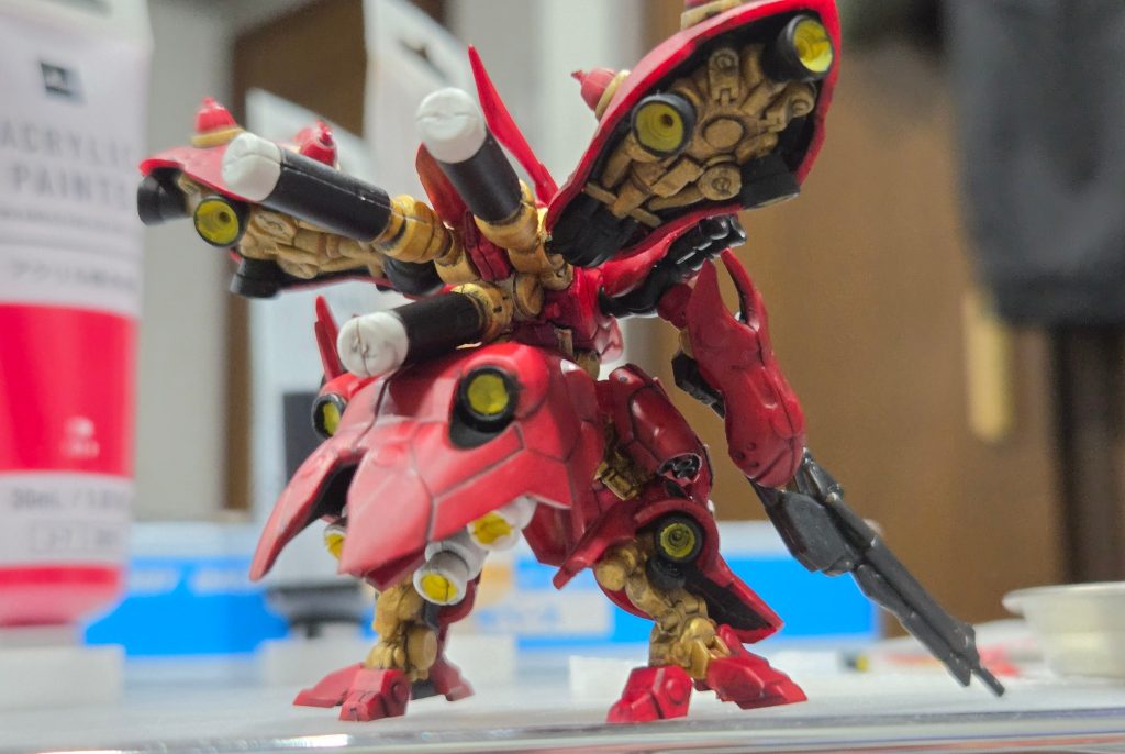 後方のスカートを付けるのがかなり大変でして、ガリガリ塗装剥げていきましたがはめたあとは特に塗装剥げが目立たなくて安心しました。そして後で気づいたのがボディ脇のバーニアの付け忘れ、ただし後戻り出来ず。