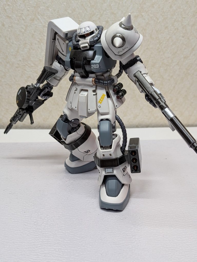 仮面ライダーっぽいポーズですが、2丁のマシンガンを持たせてみました✨